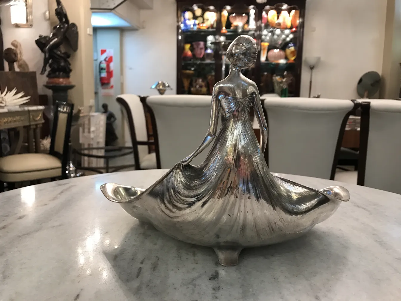 Plateaux de carte antique ORIVIT avec un design élégant, entouré de meubles anciens.