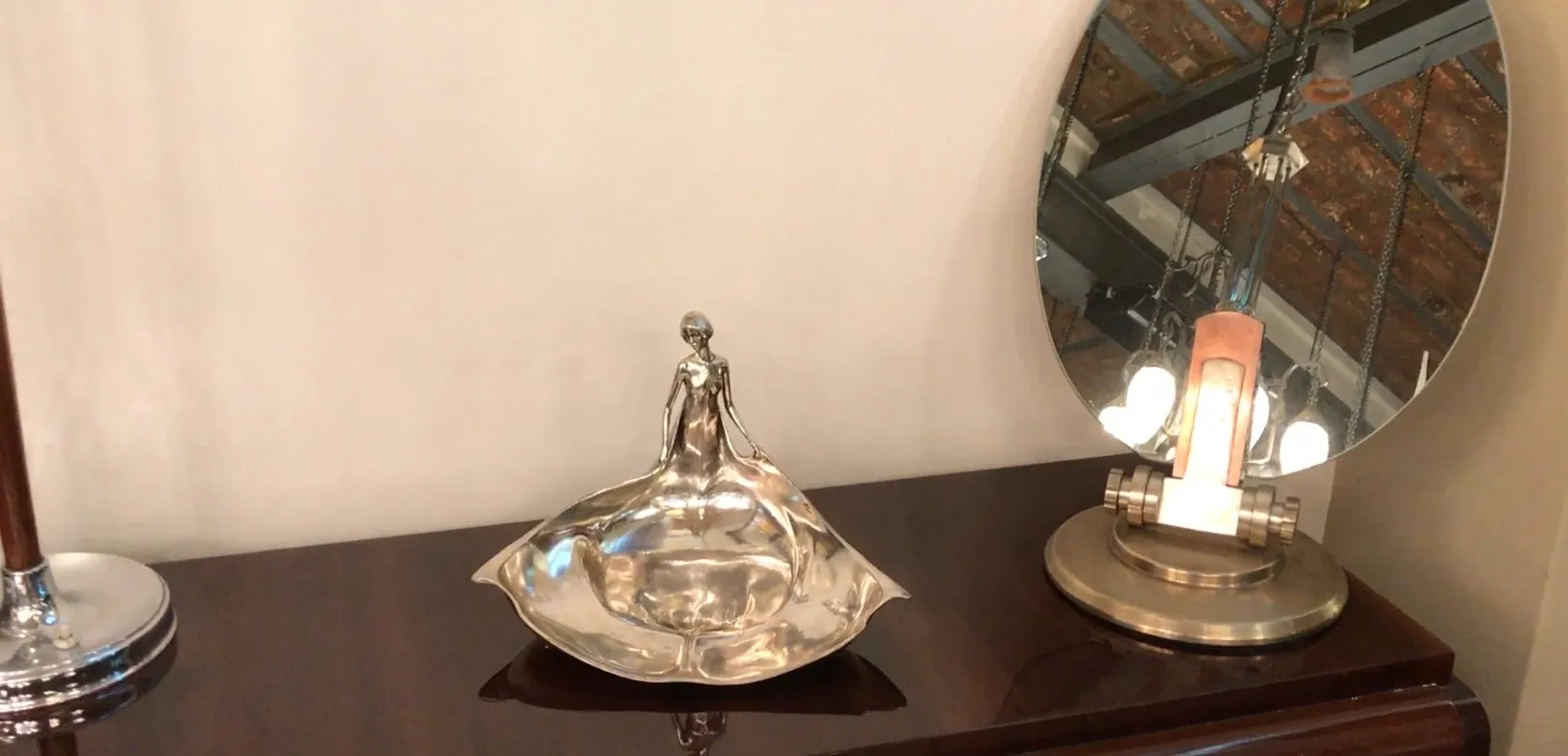 Plateaux de carte ancien ORIVIT avec une figure décorative au centre, entouré d'éléments de style classique.