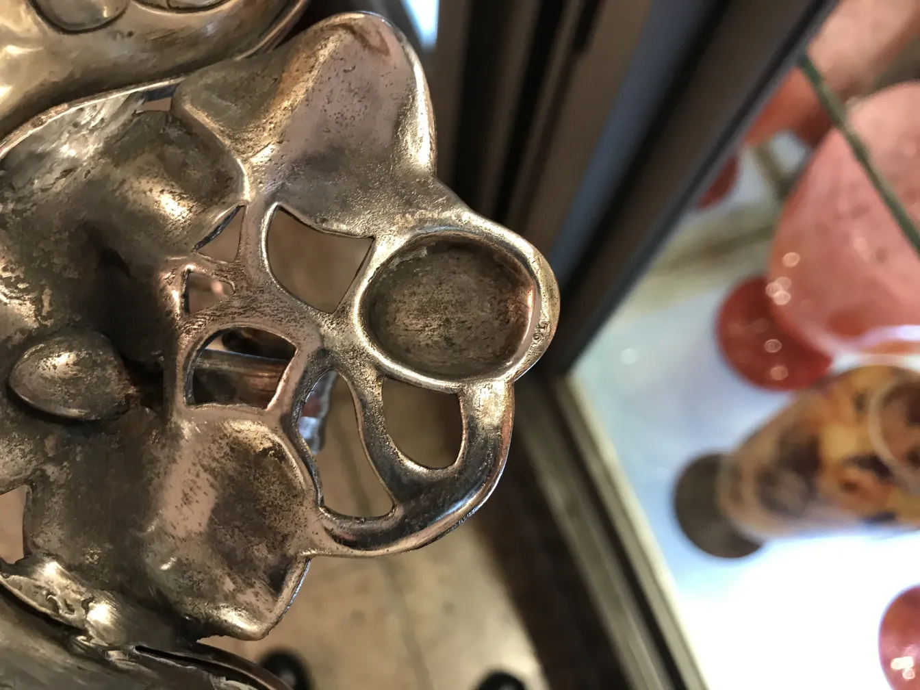 古董卡片托盘WMF，独特的设计。背景有装饰物品。