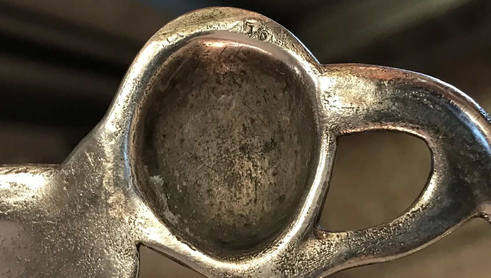 antikes Kartenfach WMF mit elegantem Design, ideal zum Organisieren von Dokumenten.