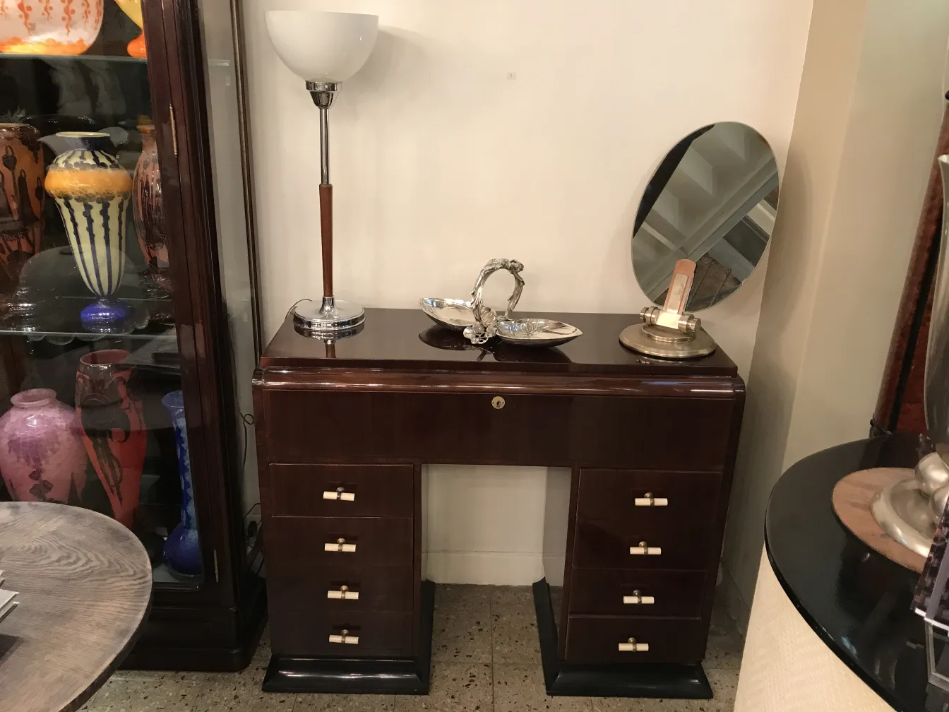 Vassoio per carte antico WMF su un tavolo decorativo.