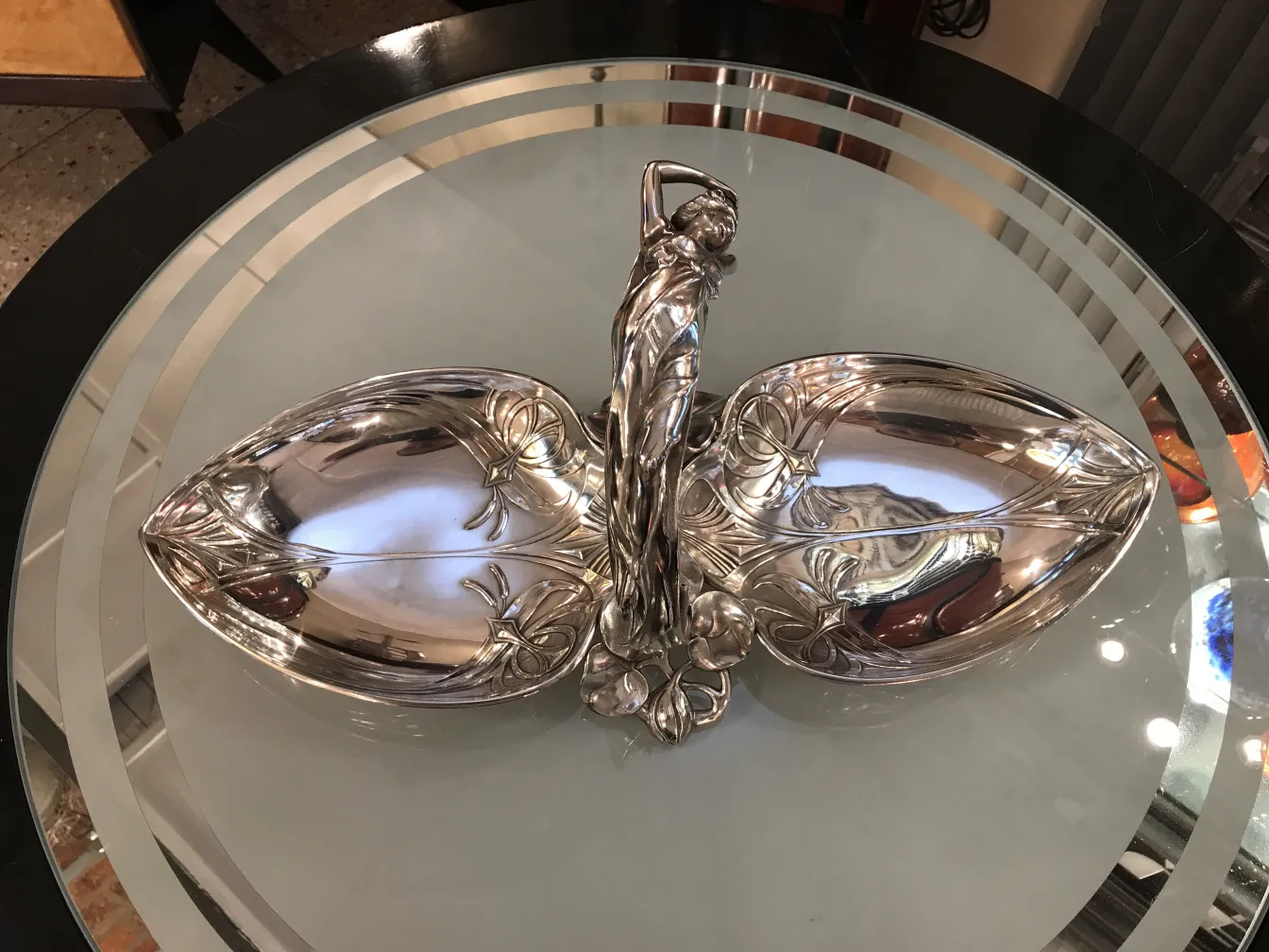 صينية مغلف معدنية قديمة WMF مع تفاصيل زخرفية، والأشياء الثانوية حولها