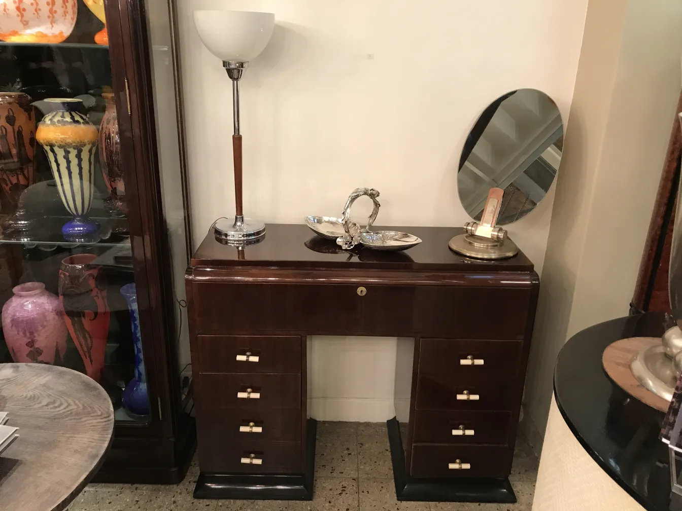 vassoi per carte antichi WMF su tavolo con lampada e specchio