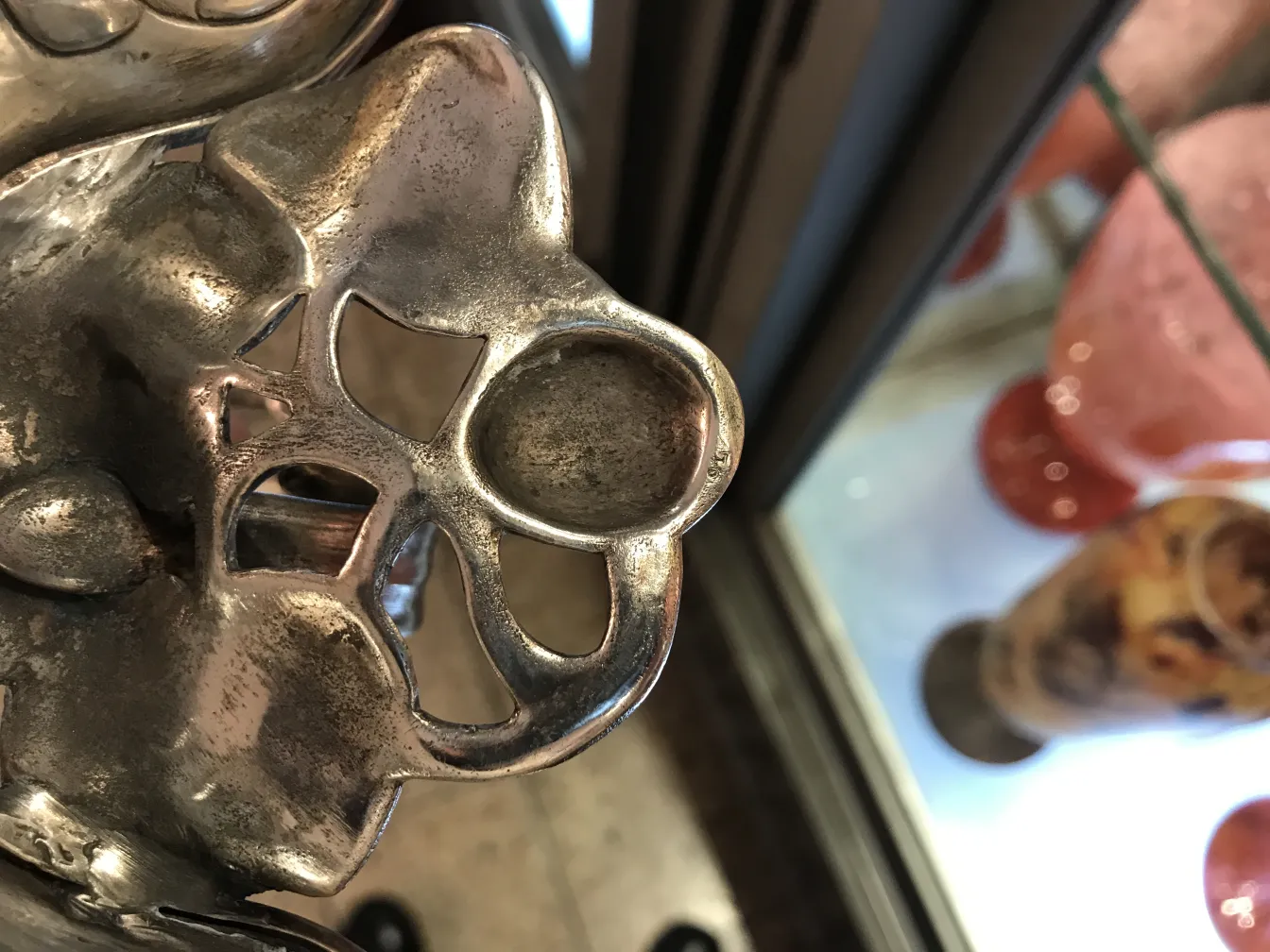 Plateau de carte ancien WMF avec un design élégant, fond d'exposition.