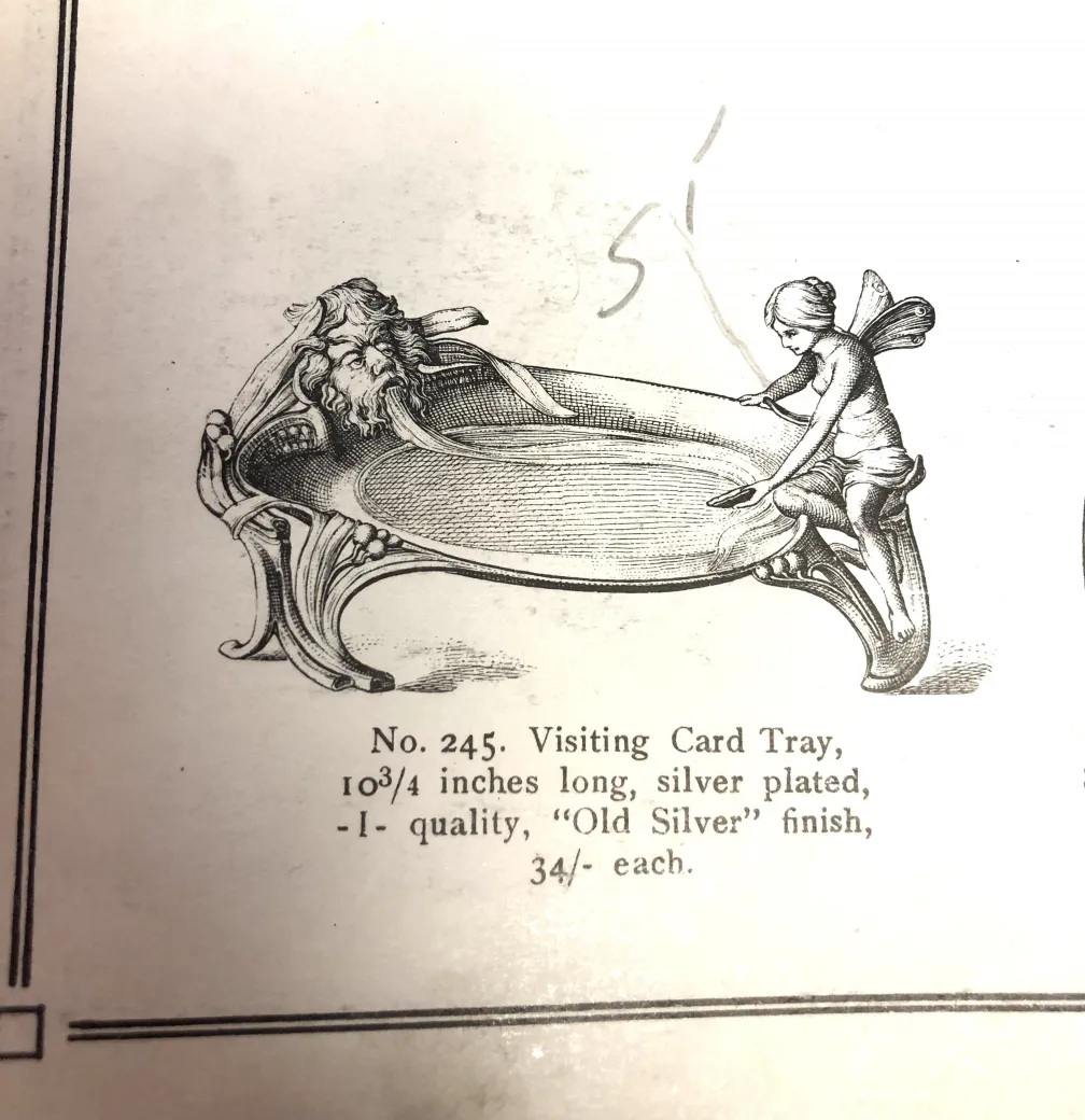 vassoi antichi per carte con dettagli decorativi