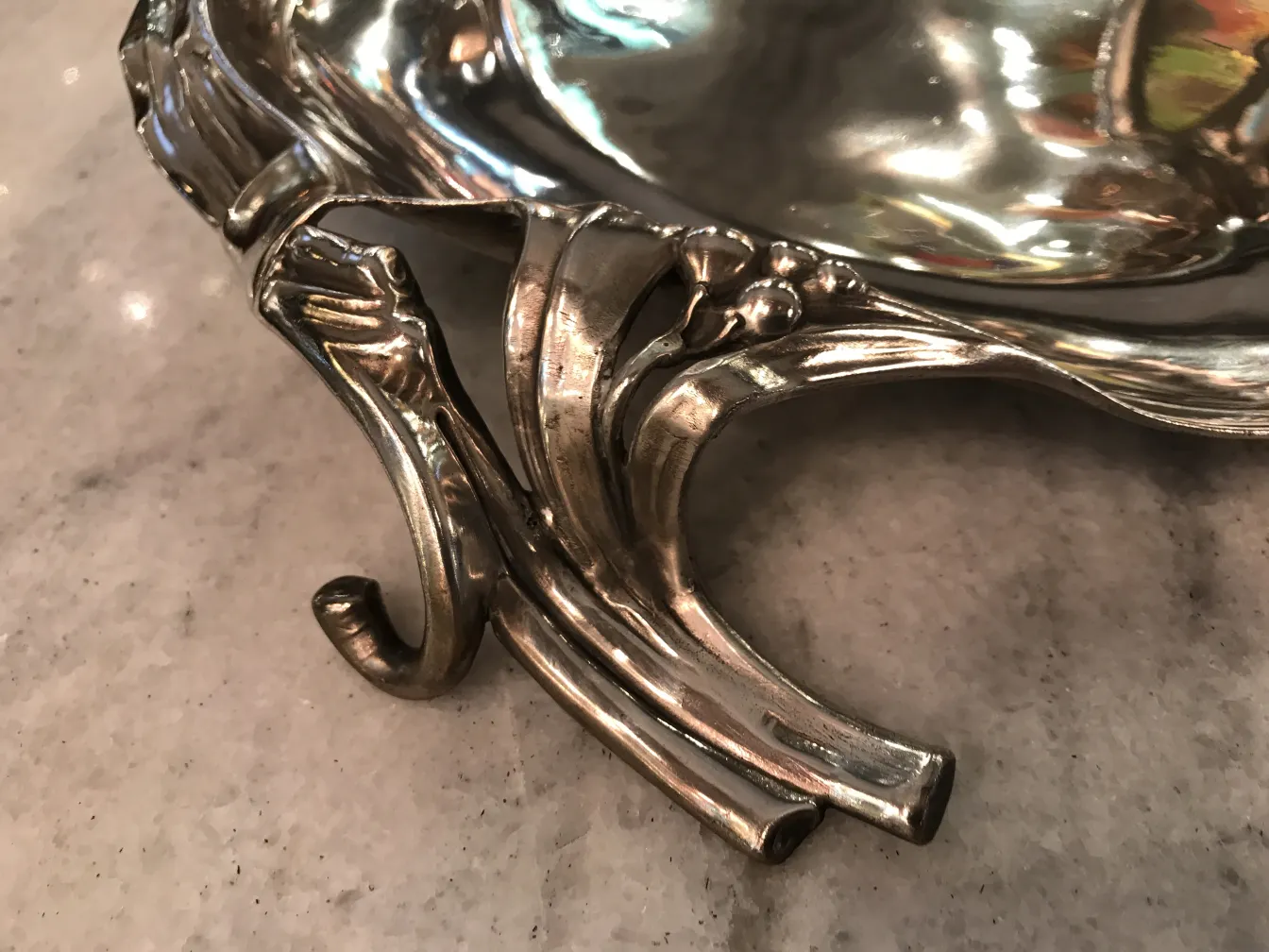 Plateau de carte ancien WMF avec un design élaboré.