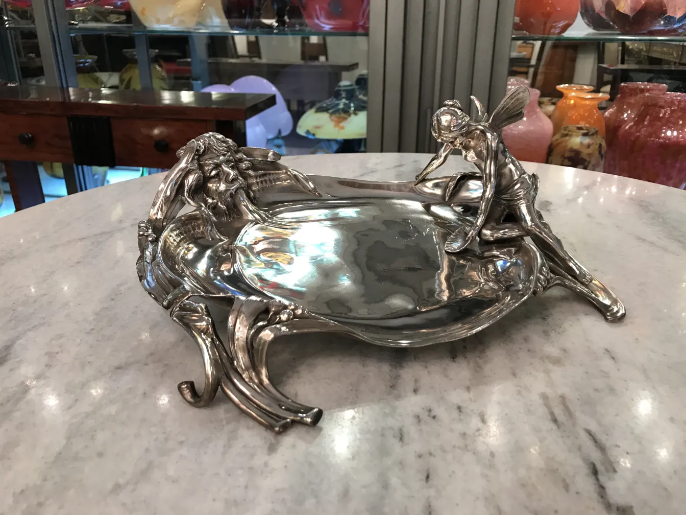 고전 카드 트레이wmf에 장식적인 디자인과 조각