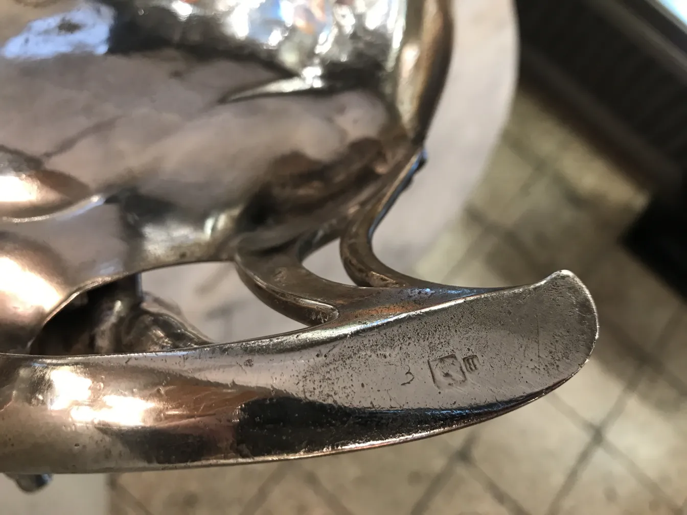 plateaux de carte antiques WMF avec design distinctif, dans un environnement classique