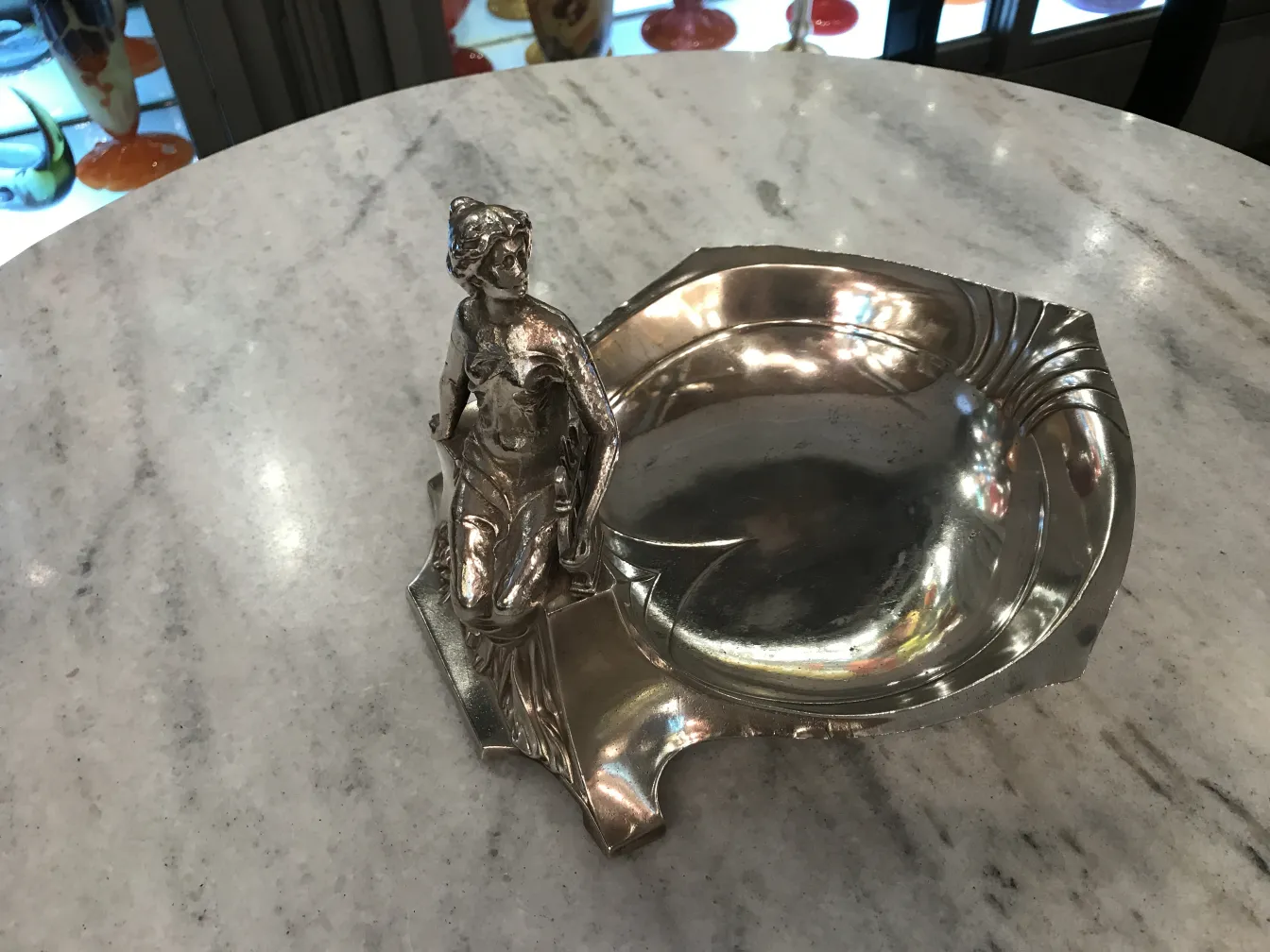 bandeja de cartas antigua con figura decorativa