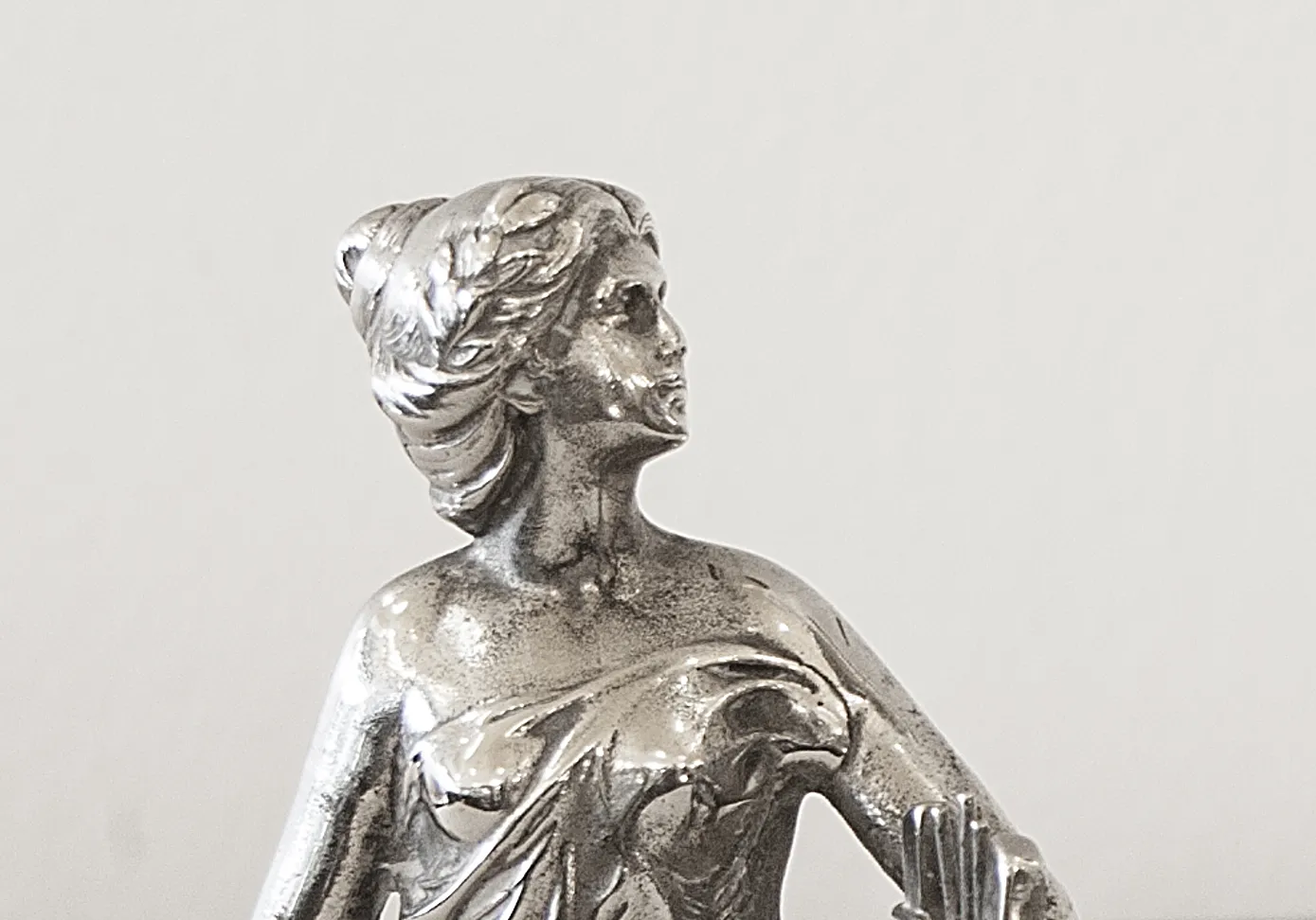 antikes WMF Kartenfach mit dekorativen Figuren