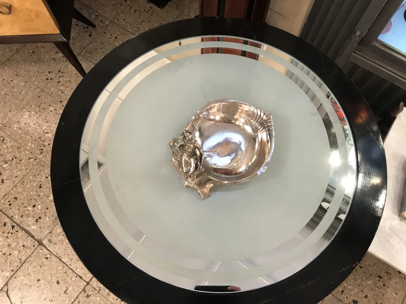 bandeja de cartas antigua WMF sobre mesa elegante con espejo