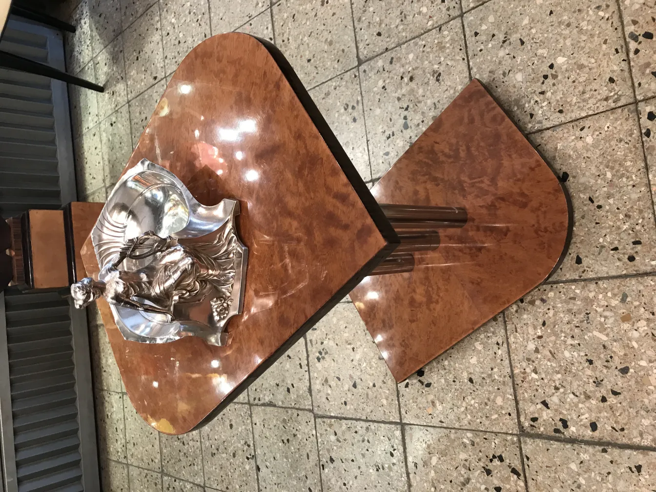 Vassoi per carte antichi WMF con figura decorativa, su tavolo in legno.