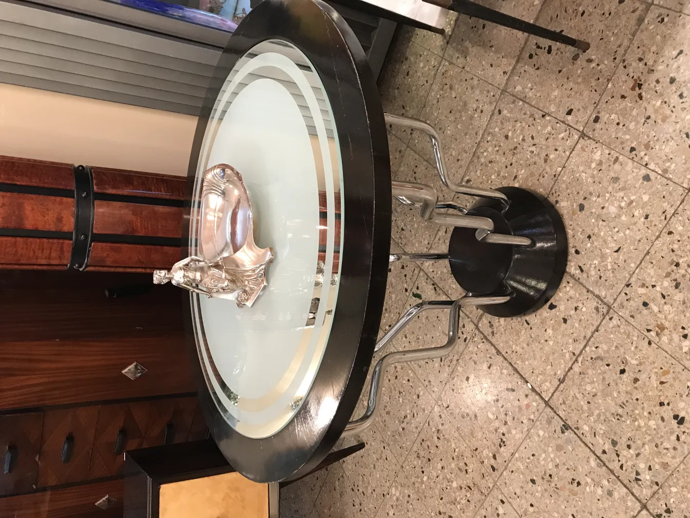 bandeja de cartas antigua WMF sobre una mesa moderna, fondo variado