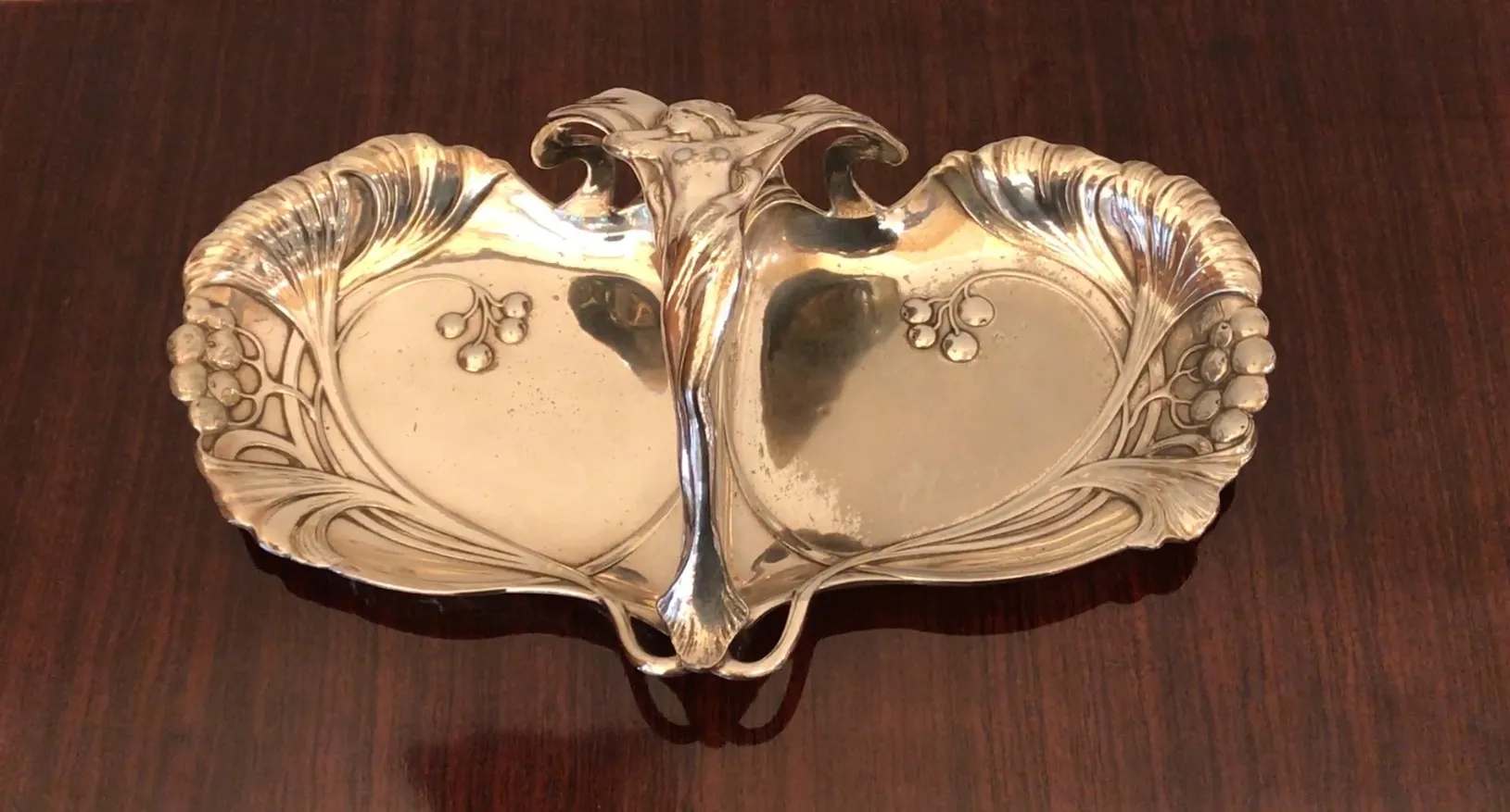 bandeja de cartas antiga com detalhes ornamentais