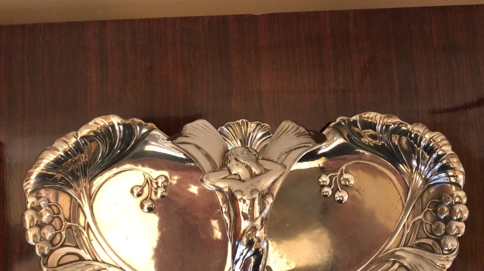 bandeja de cartas antiga WMF com detalhes decorativos, fundo de madeira