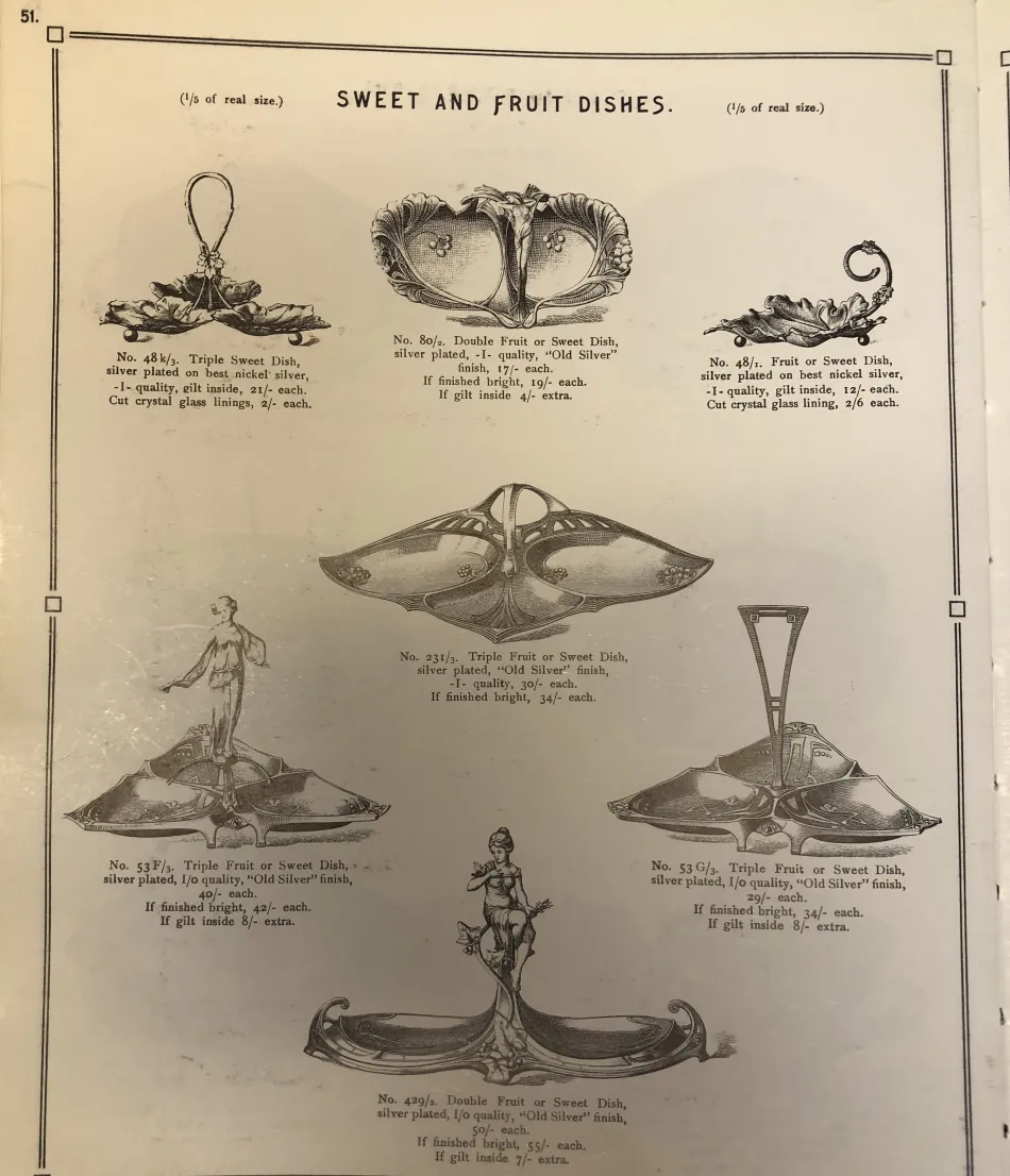 plateaux de carte antique WMF avec design décoratif sur fond discret