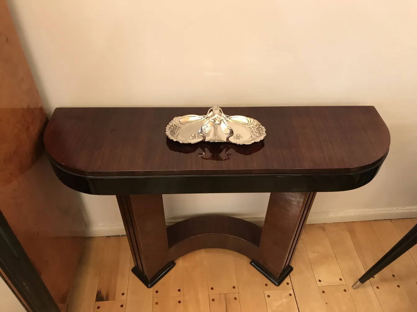 plateaux de carte antique wmf sur une console en bois