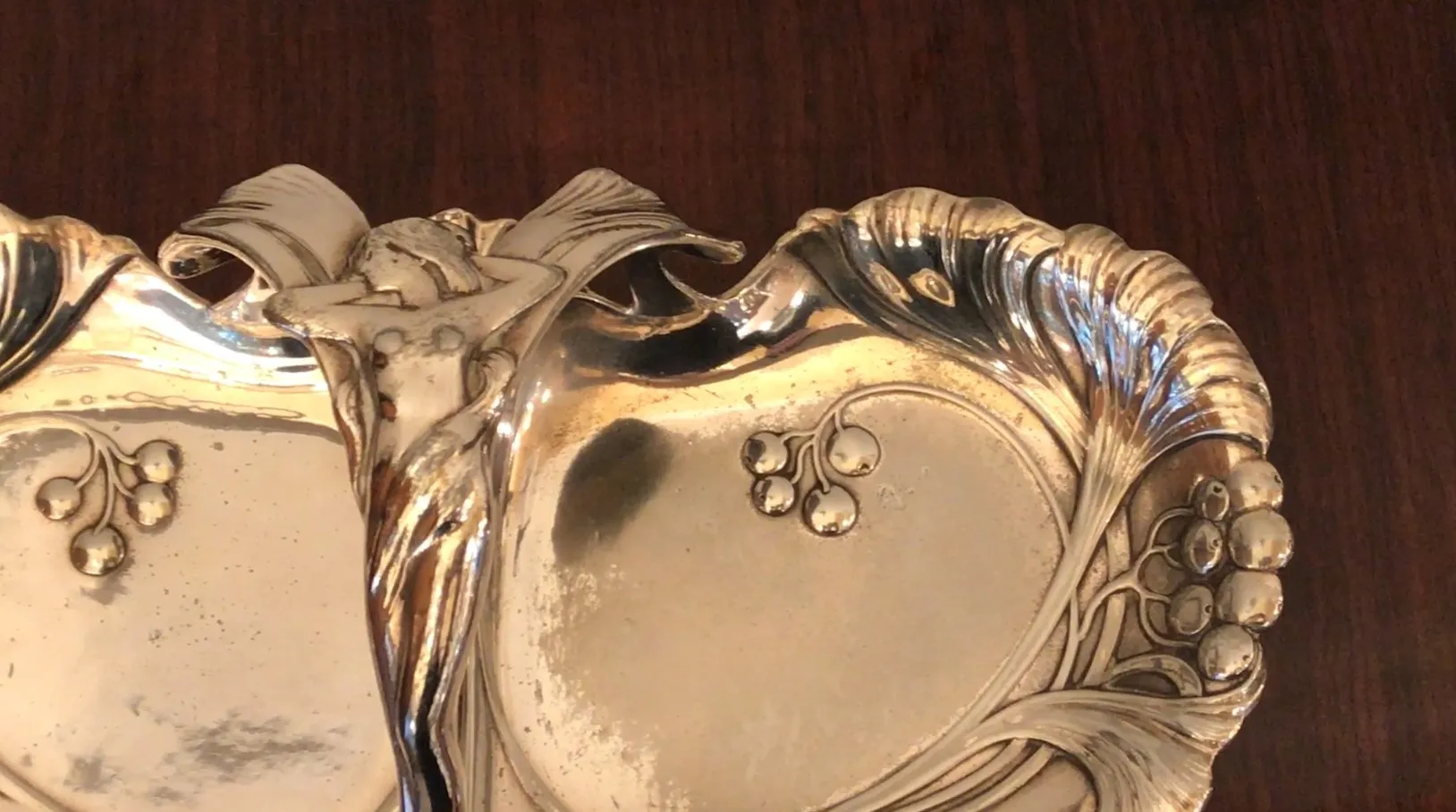 प्राचीन पत्र ट्रे WMF के उभरे हुए डिज़ाइन के साथ