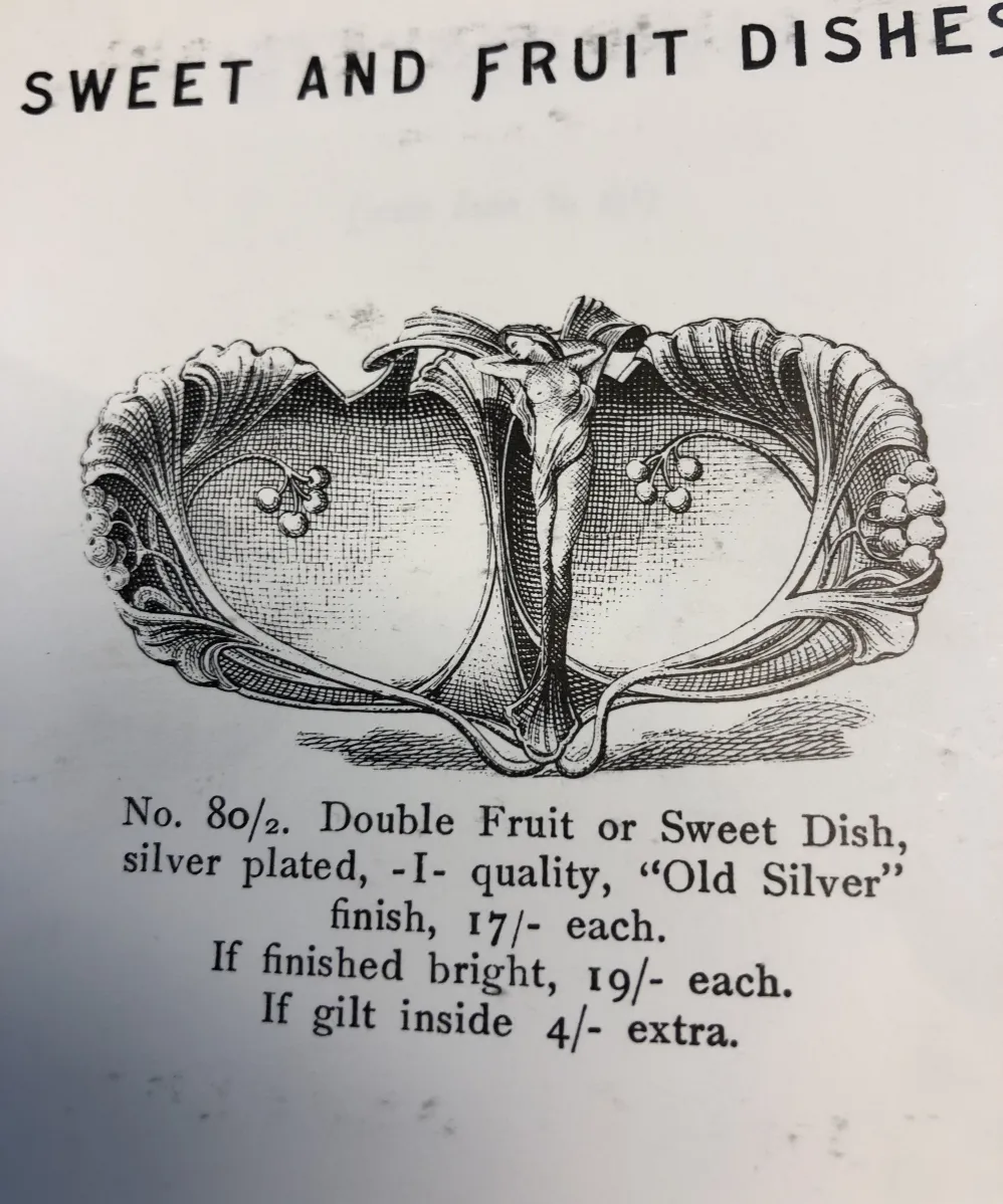 प्राचीन पत्र ट्रे WMF फूलों की सजावट के साथ, प्राचीन पृष्ठभूमि पर