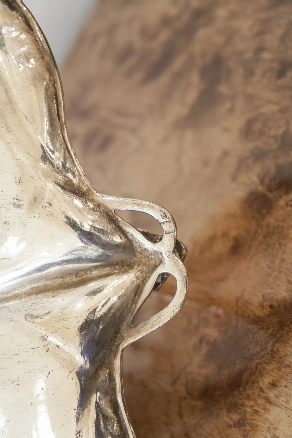 plateau de carte antique WMF avec un design incurvé élégant, sur une table en bois