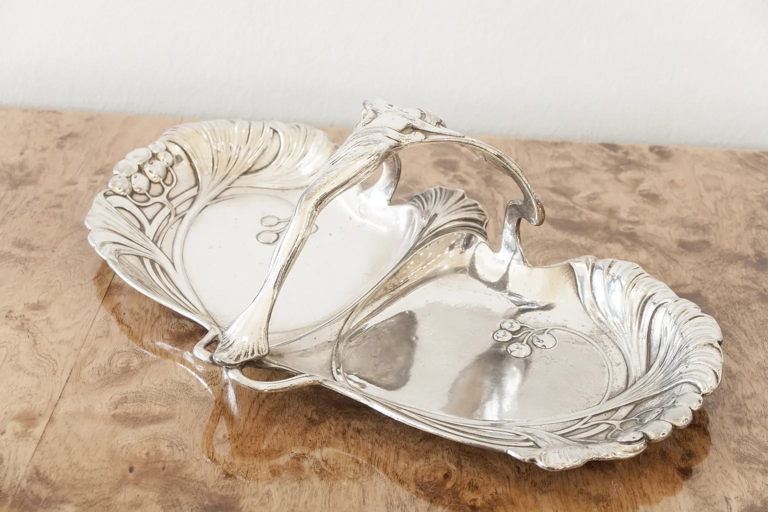 Antikes WMF Kartenfach mit floralen Motiven und elegantem Griff.