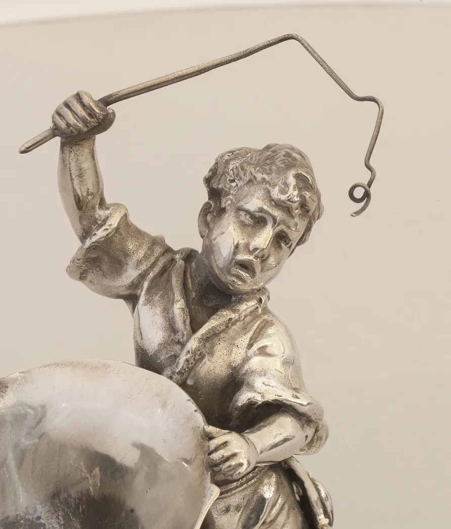 bandeja de cartas antigua WMF con una figura representando un niño