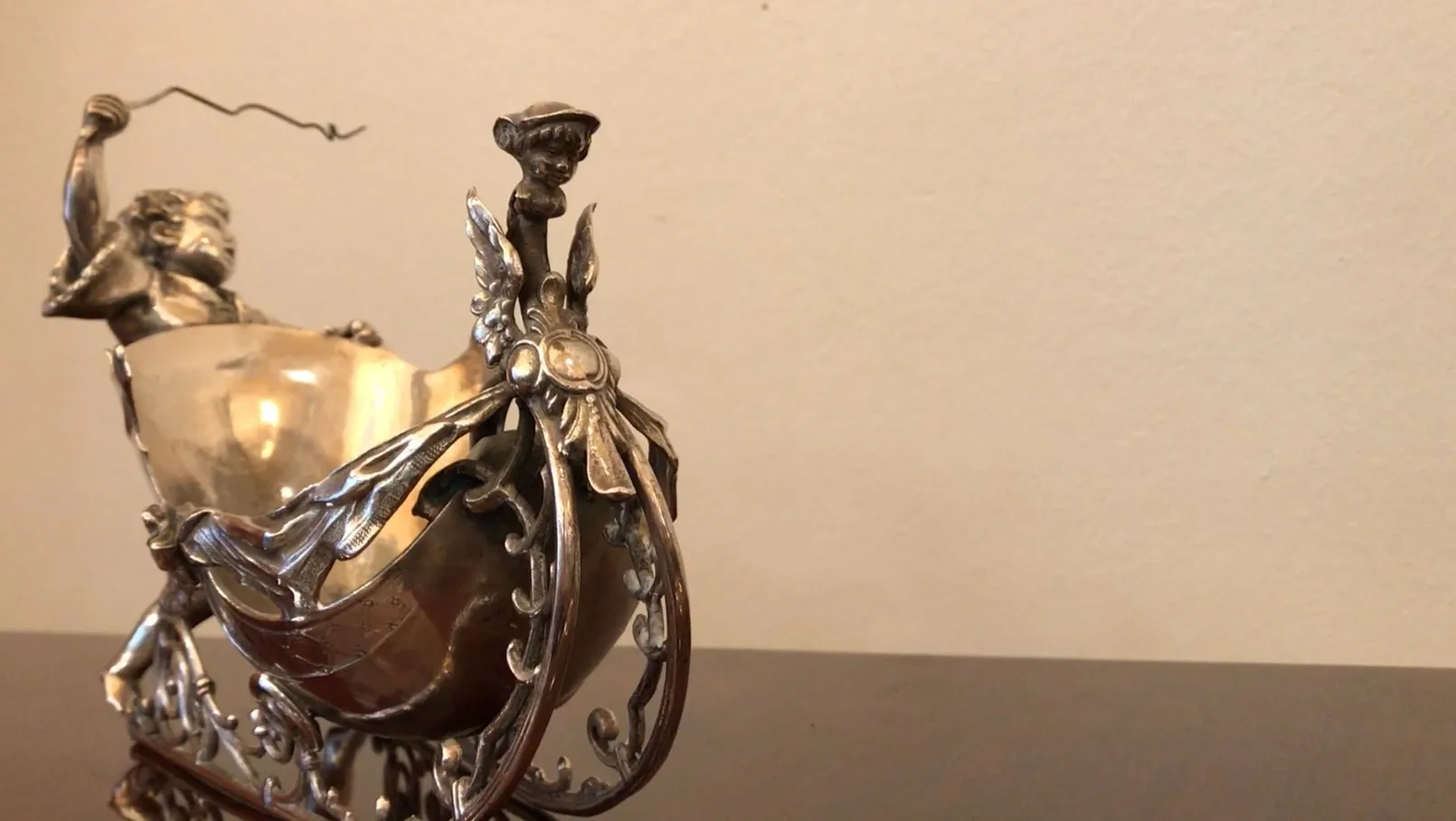 Plateaux de carte ancien WMF avec des détails artistiques, design élégant et figure décorative