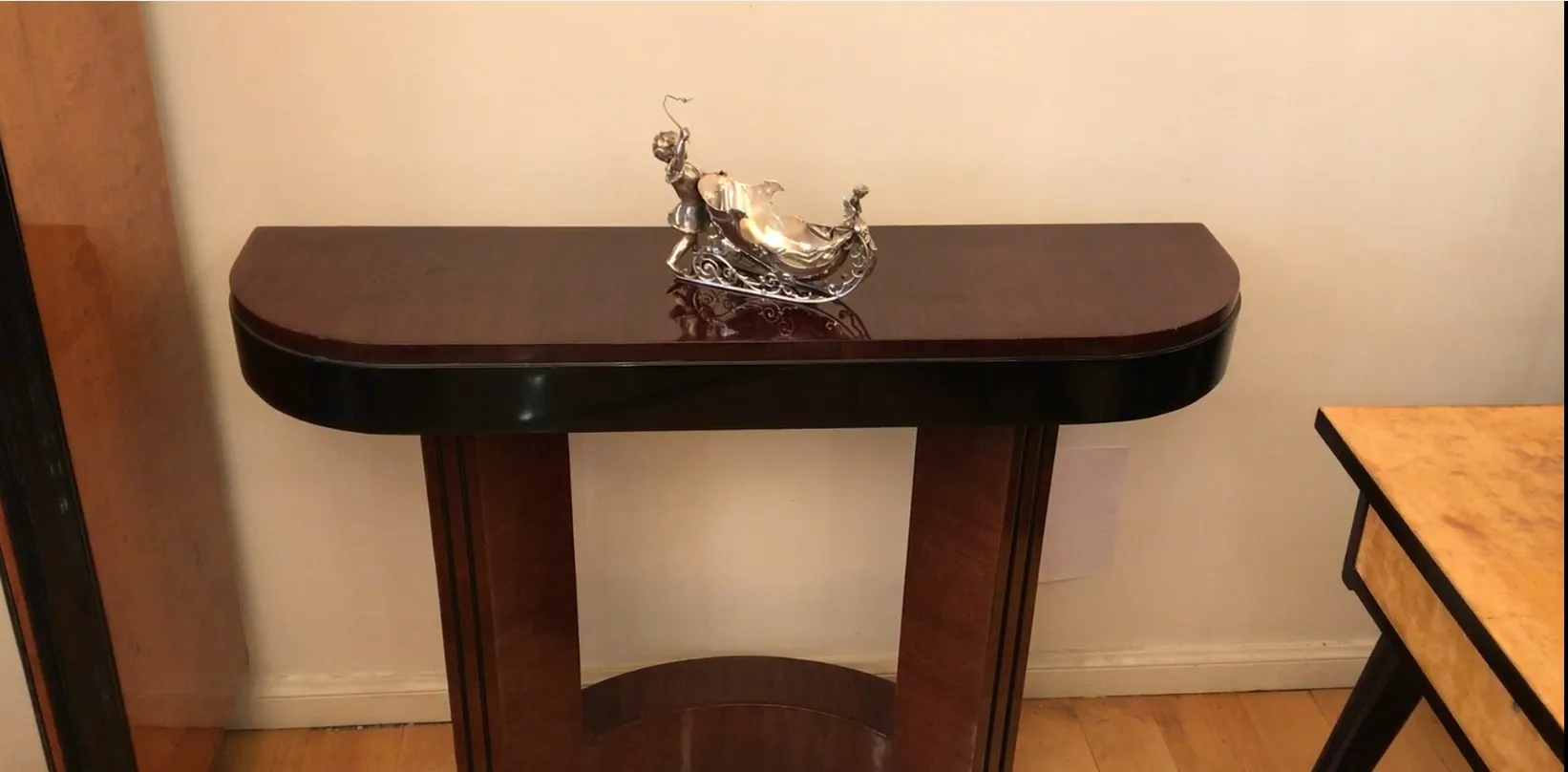 ancien plateau de carte wmF avec forme élégante dans un environnement classique