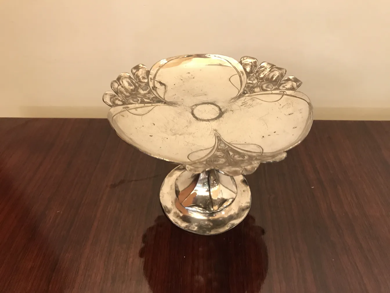 アンティークレタートレイwmF、花の形の装飾付き