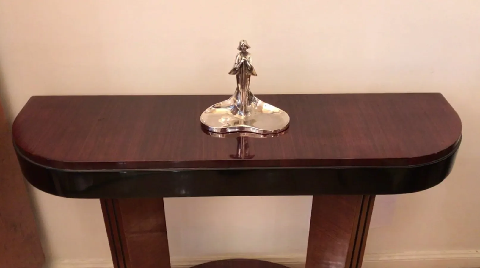 bandeja para cartas antigua con figura decorativa