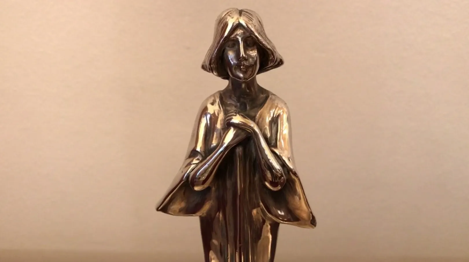 Plateau de carte ancien WMF avec un design élégant, parfait pour organiser le courrier.