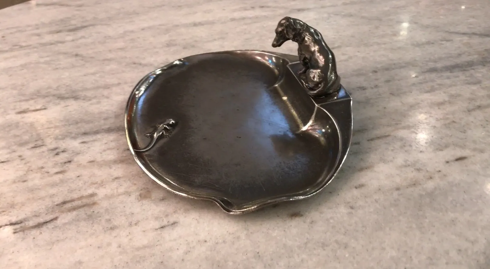 Plateau ancien pour cartes avec un design élégant et des détails décoratifs.