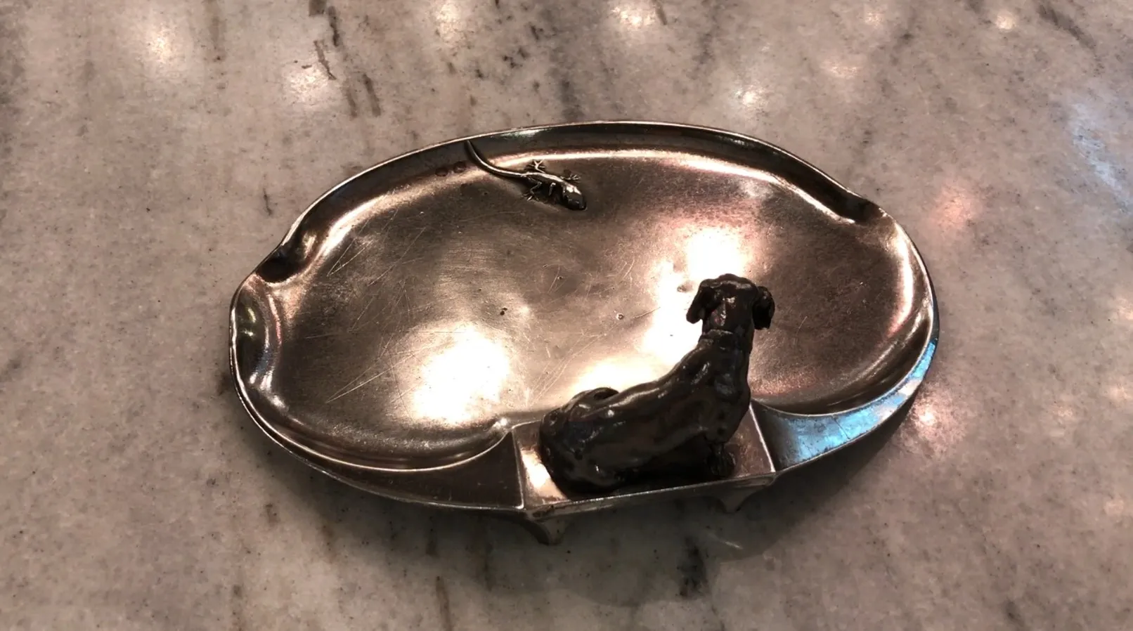 bandeja de cartas antigua wmfr con figura de perro y lagarto