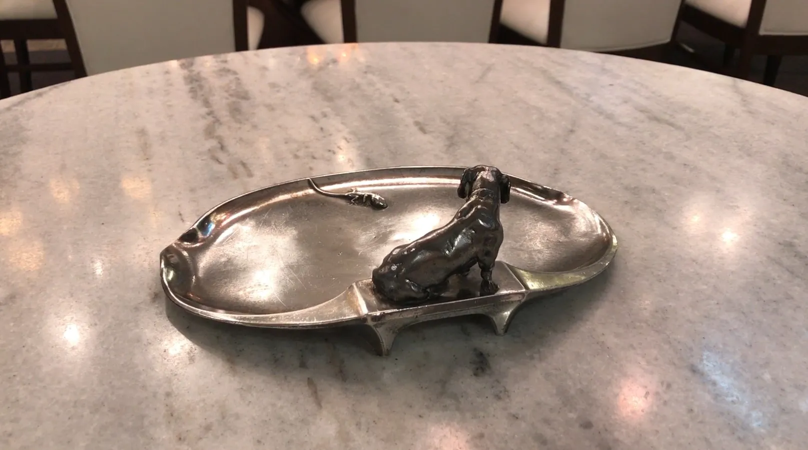 Plateau de carte antique WMF avec figurine de chien et souris, sur une table en marbre.