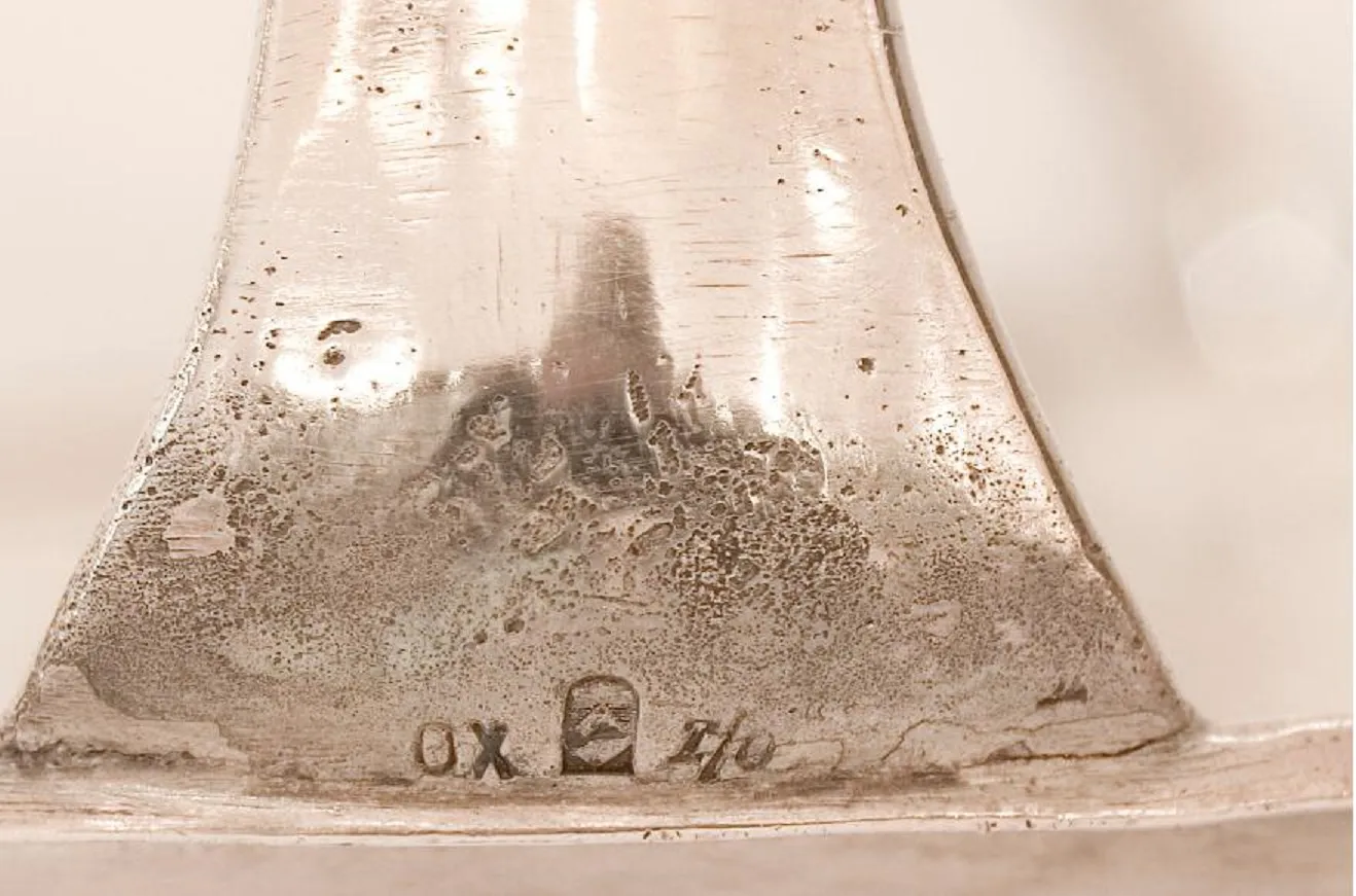 앤티크 편지 트레이 WMF의 중성 배경 위에