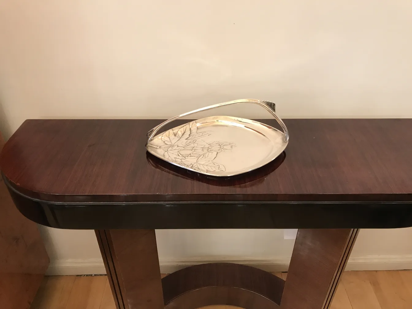 صينية مغلف قديمة WMF مع تصميم مزهر في بيئة أنيقة