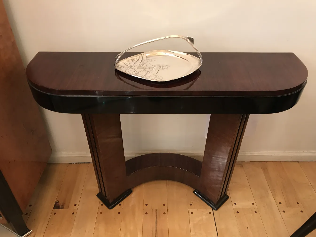 alte WMF-Kartenablage auf Tisch, elegante Umgebung