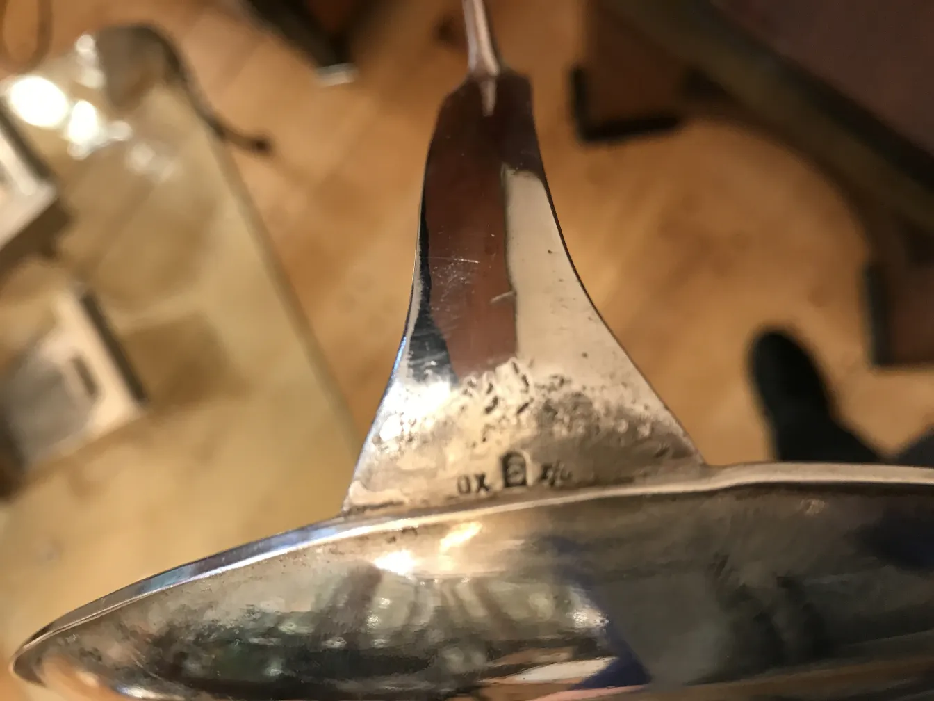 アンティークレタートレイWMF、装飾的なエッジがあり、温かみのある環境に配置