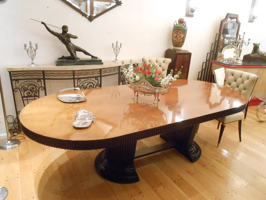 vassoi per carte antichi WMF con design elegante, fiori nell'ambiente.