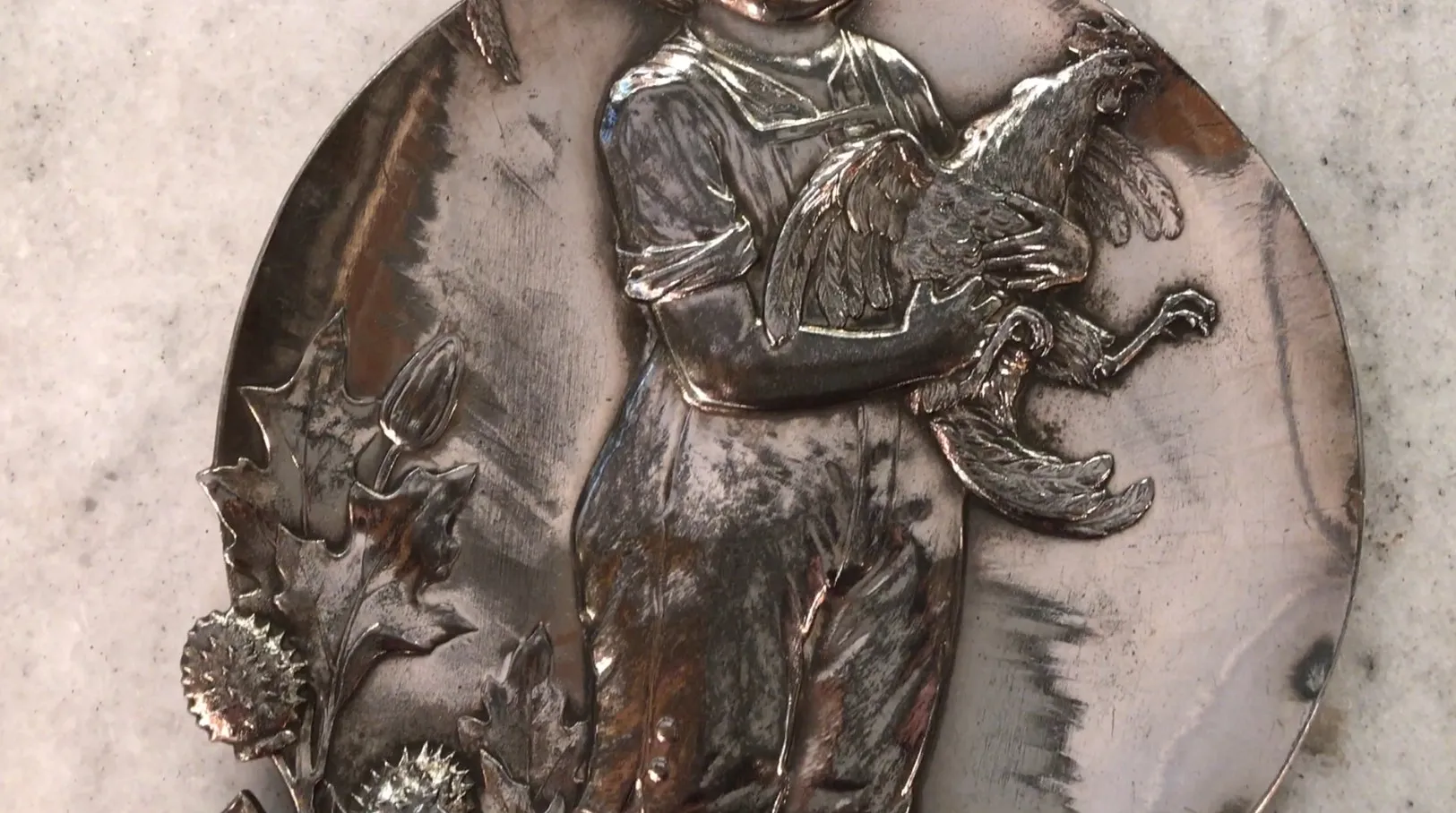 صينية مغلف قديمة wmf مع طفل ودجاجة، زينة زهرية على الحافة.