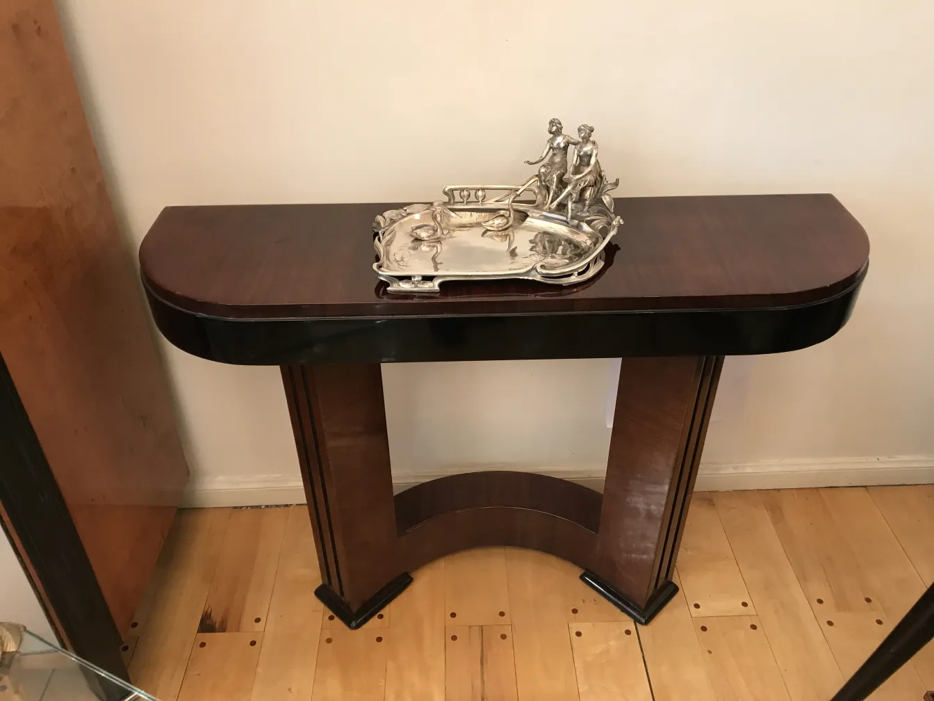 plateau de carte WMF sur une table élégante avec une figurine