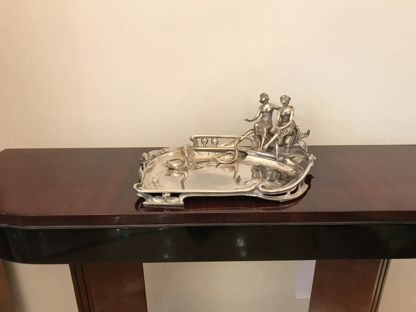 vassoio per carte con figure antiche sul bordo