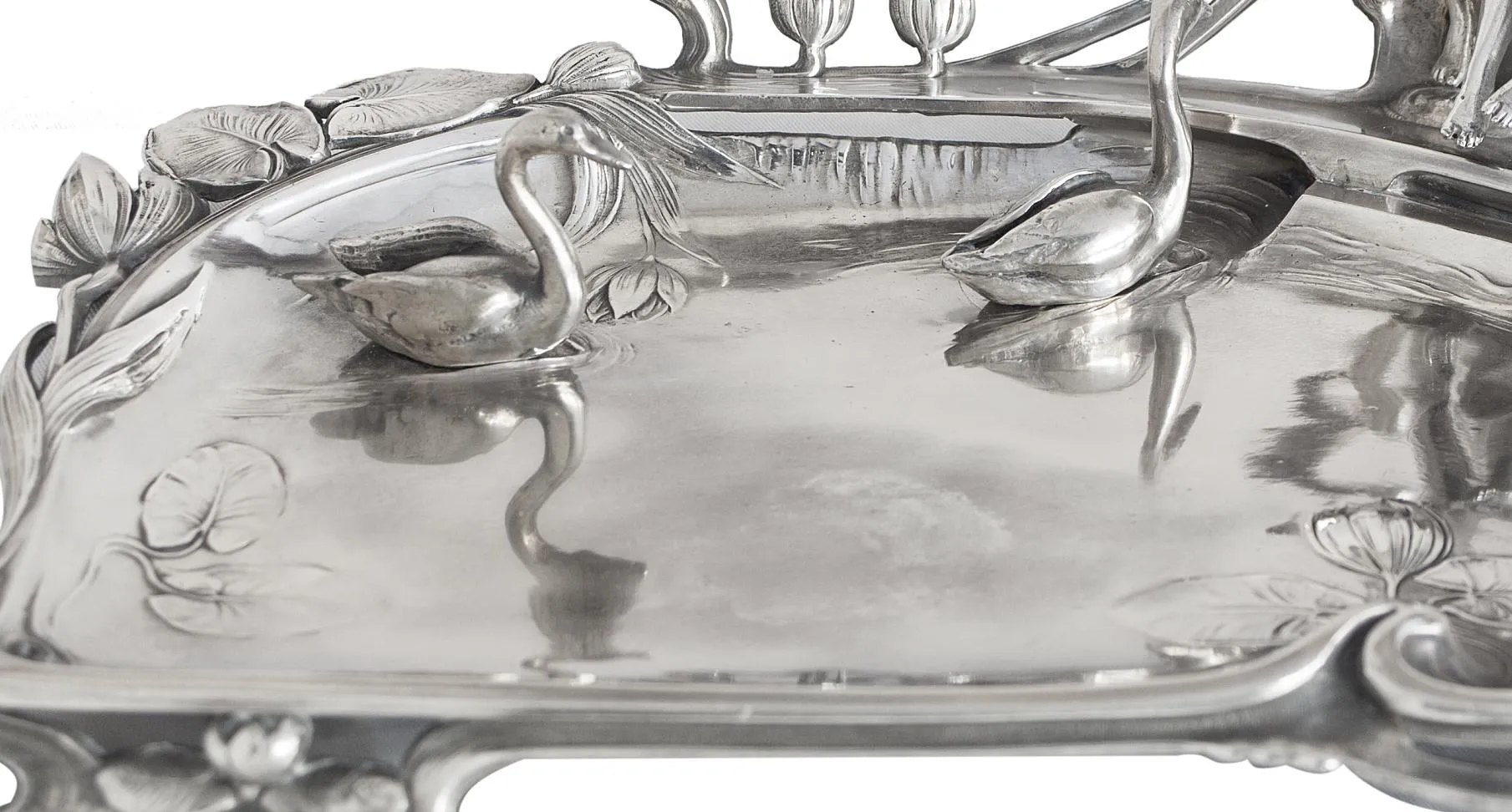 antikes Kartenfach WMF mit Kranichen und Blumenmotiven.