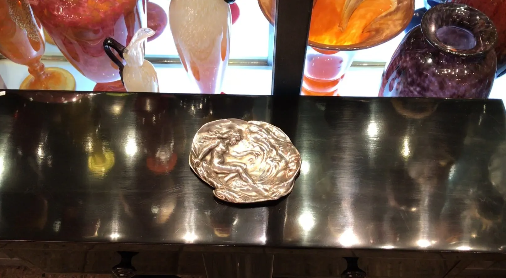 प्राचीन पत्र ट्रे WMF चमकदार सतह पर, पृष्ठभूमि में सजावटी वस्तुएं