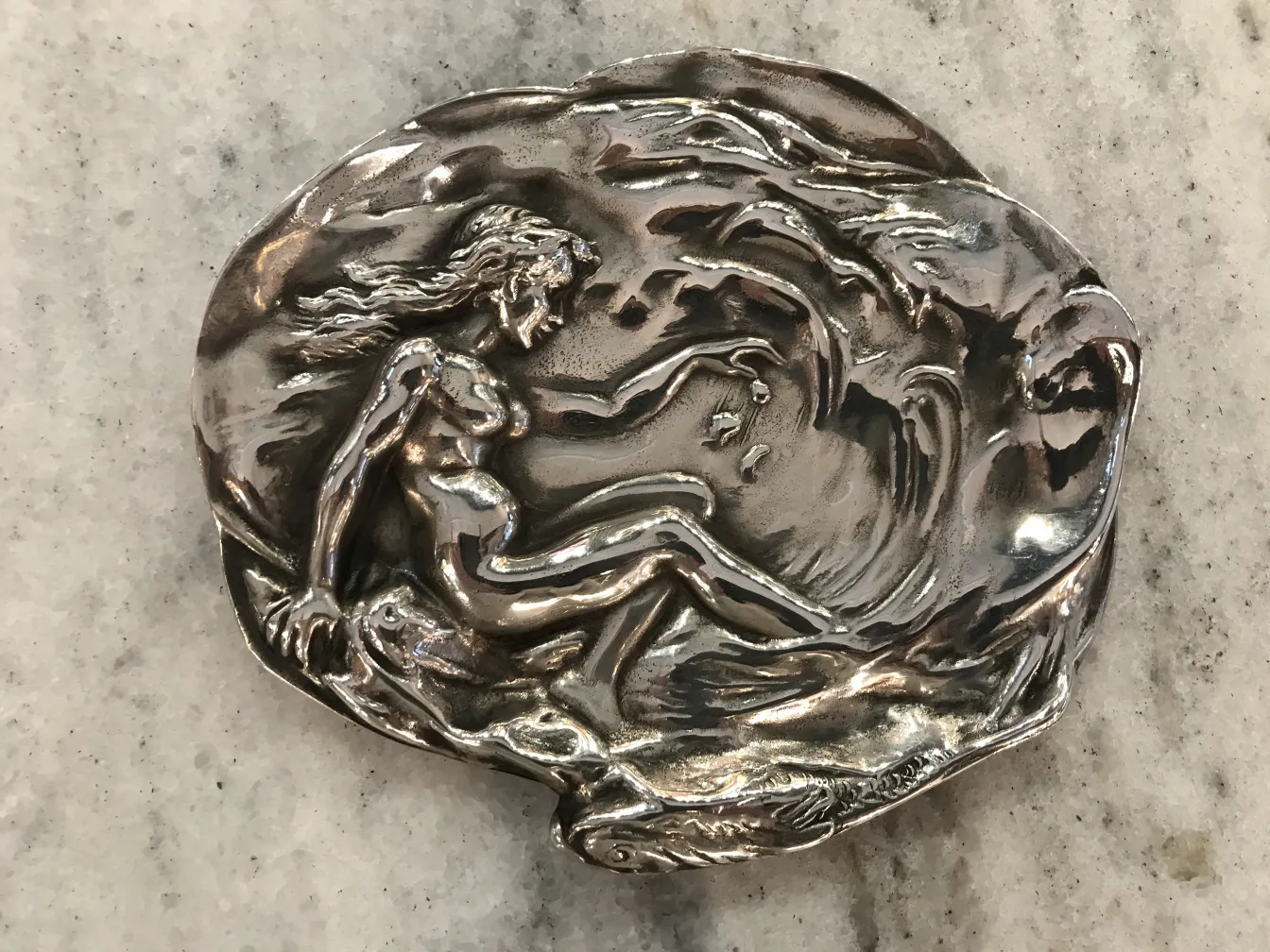 Plateau de carte ancien WMF avec un design détaillé, dans un environnement classique.