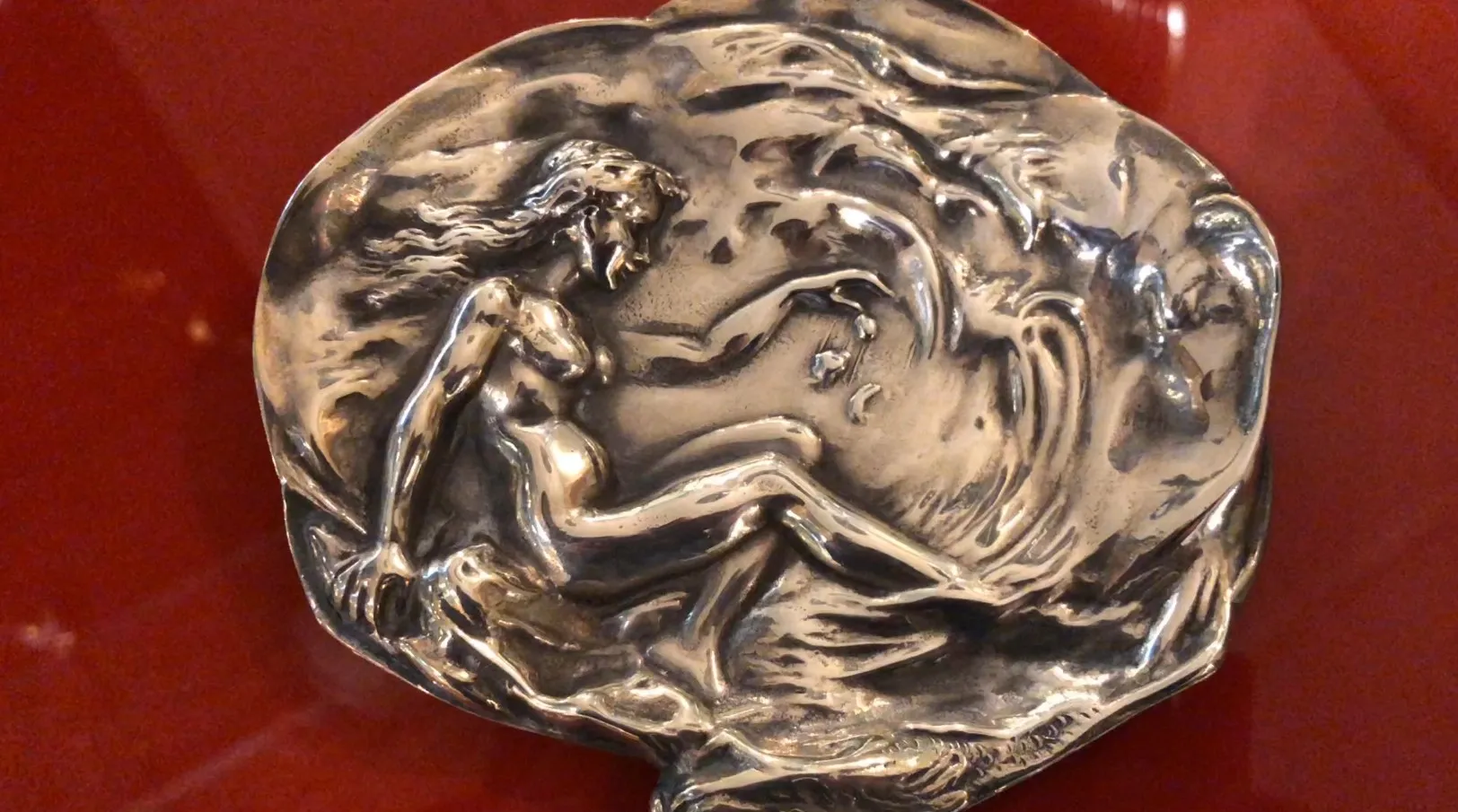 античный лоток для карточек WMF с фигурой на красном фоне