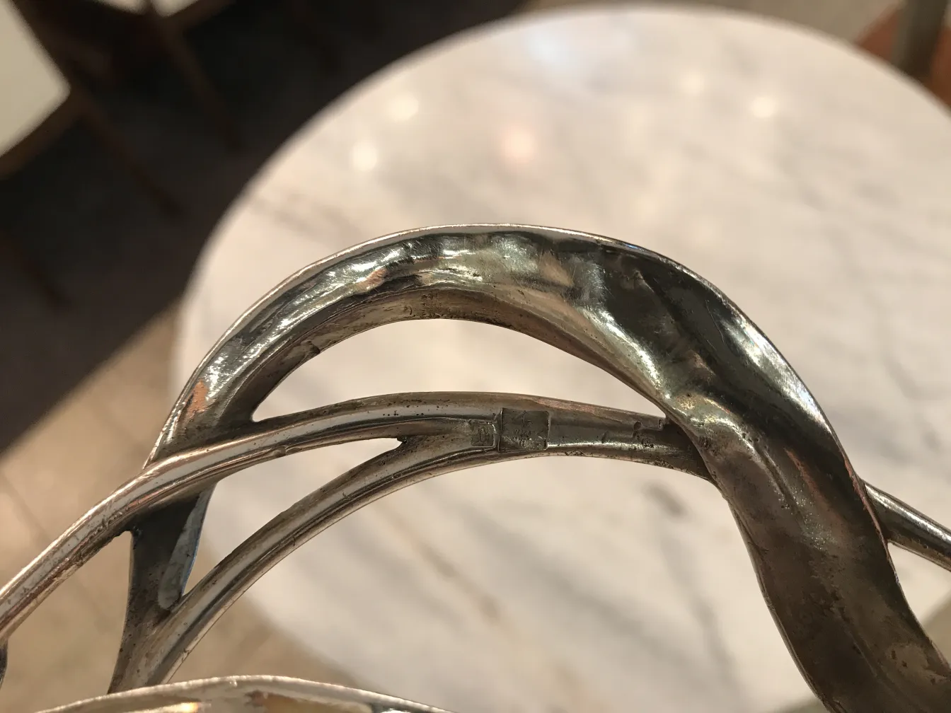 vassoi antico per carte con un design curvo ed elegante.