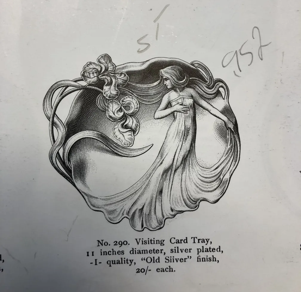 पुरानी पत्र ट्रे जिसमें फूलों की डिज़ाइन