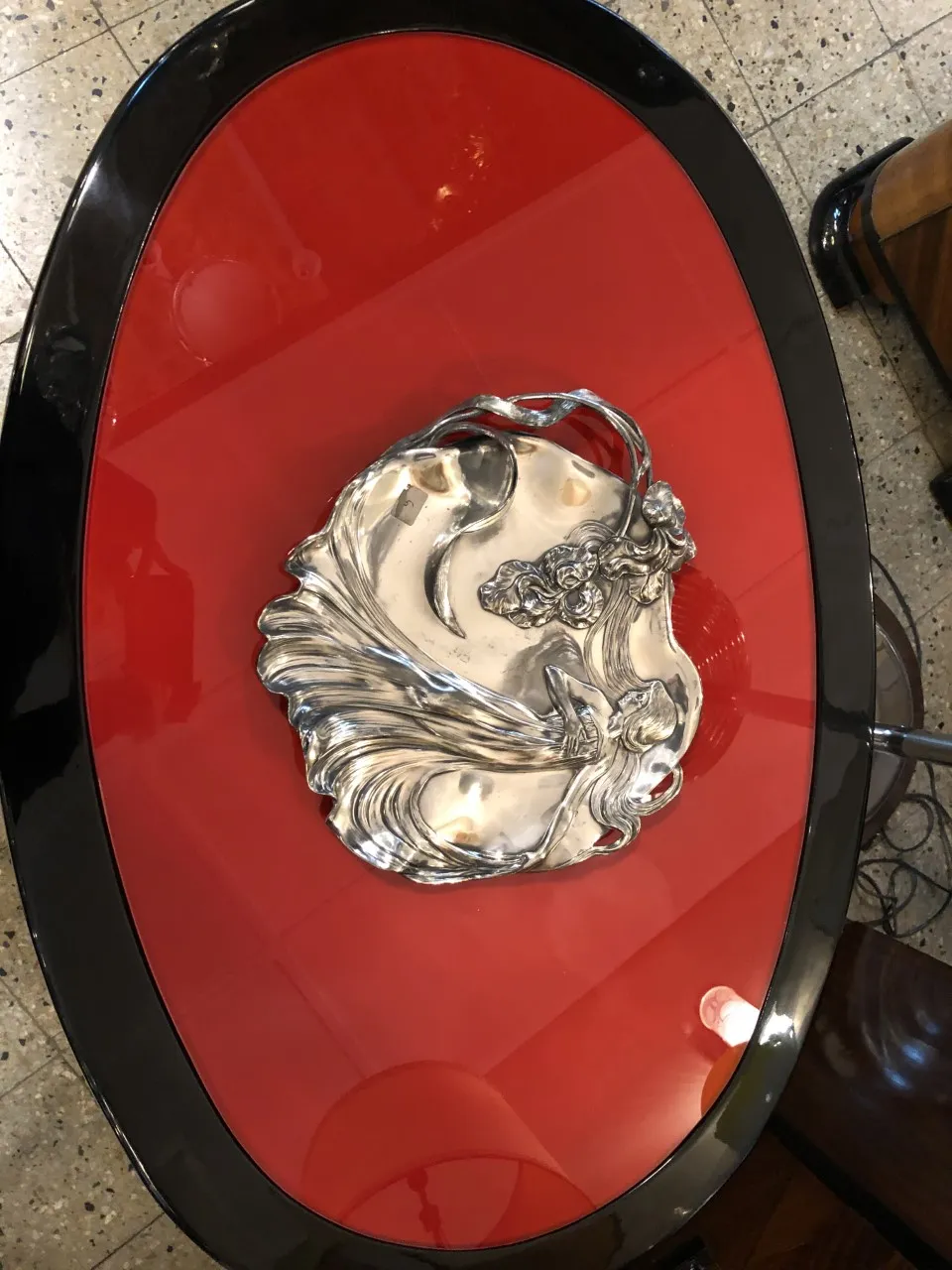 plateaux de carte ancien WMF sur une table rouge avec des détails