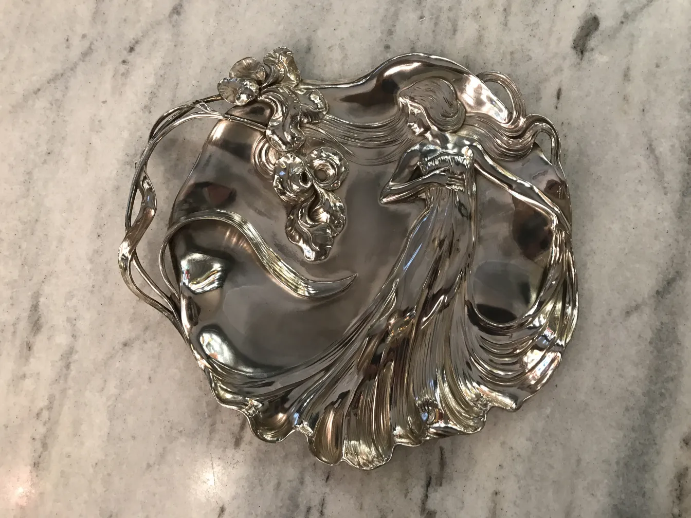 古董卡片托盘 WMF 具有流动的设计元素